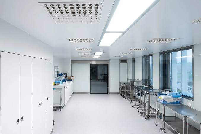 Interior de una sala blanca con climatización y filtrado HEPA